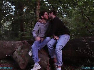 Lovers getting horny outside